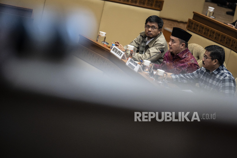 Ketua KPU Mochammad Afifuddin (tengah) didampingi anggota KPU Idham Holik (kiri) dan Plh Dirjen Polpum Kemendagri Togap Simangunsong (kanan) berbicara dalam rapat dengar pendapat (RDP) dengan Komisi II DPR tentang pentetapan revisi PKPU Nomor 8 tahun 2024 terkait keputusan Mahkamah Konstitusi di kompleks Parlemen, Senayan, Jakarta, Ahad (25/8/2024). Komisi II DPR bersama Kemenkumham, Kemendagri, KPU, Bawaslu, dan DKPP menyetujui Rancangan Peraturan Komisi Pemilihan Umum (R-PKPU) tentang perubahan atas PKPU Nomor 8 tahun 2024 tentang pencalonan gubernur dan wakil gubernur, bupati dan wakil bupati, serta wali kota dan wakil wali kota. 