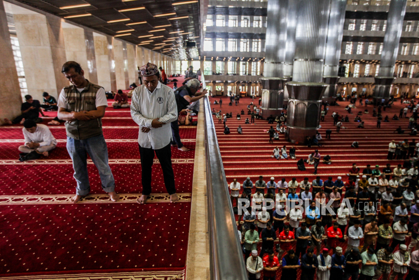 A number of Muslims perform prayers at the Istiqlal Mosque.