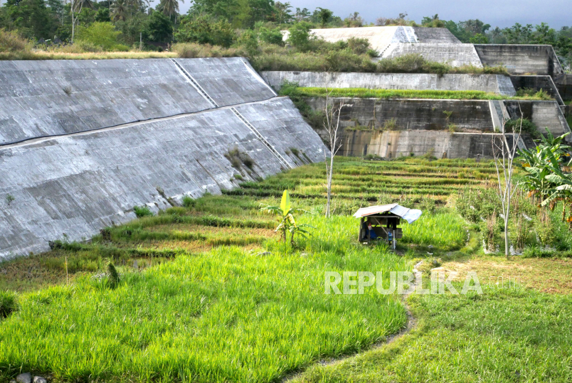 Lahan pertanian warga di aliran Dam Sabo Bronggang, Sleman, Yogyakarta, Rabu (7/10). Warga memanfaatkan tanah di dalam Dam Sabo untuk bertani. Selain untuk memanfaatkan lahan tidur juga membantu perekonomian.