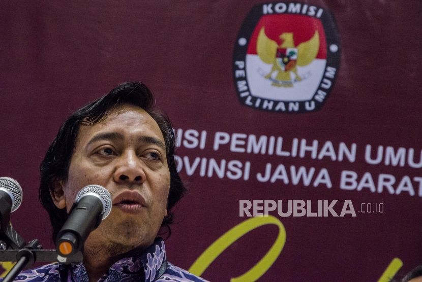 Komedian Alfiansyah Bustami alias Komeng memberikan keterangan pers saat pendaftaran Bakal Calon anggota DPD RI dari Jawa Barat di kantor KPU Jawa Barat, Bandung, Jawa Barat, Sabtu (13/5/2023).