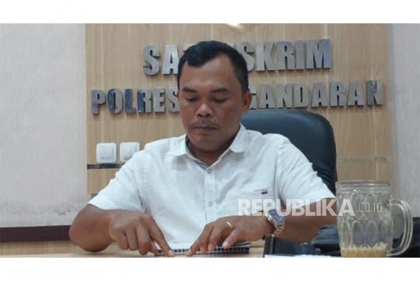 Kepala Satuan Reserse Kriminal (Satreskrim) Polres Pangandaran AKP Luhut Sitorus saat dimintai keterangan terkait kasus tabungan siswa yang tak bisa diambil, Senin (19/6/2023). 