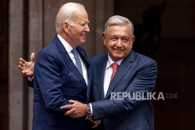  Presiden Joe Biden disambut oleh Presiden Meksiko Andres Manuel Lopez Obrador saat tiba di Istana Nasional di Mexico City, Meksiko, Senin (9/1/2023).