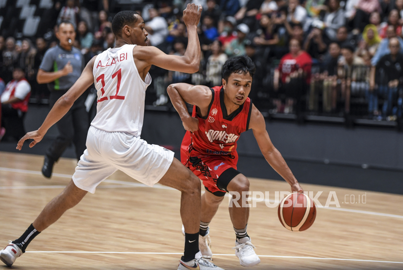 Pebasket timnas Indonesia Yudha Saputera (kanan) melewati adangan lawan dalam laga Indonesia International Basketball Invitational (IIBI) di Indonesia Arena, Jakarta.