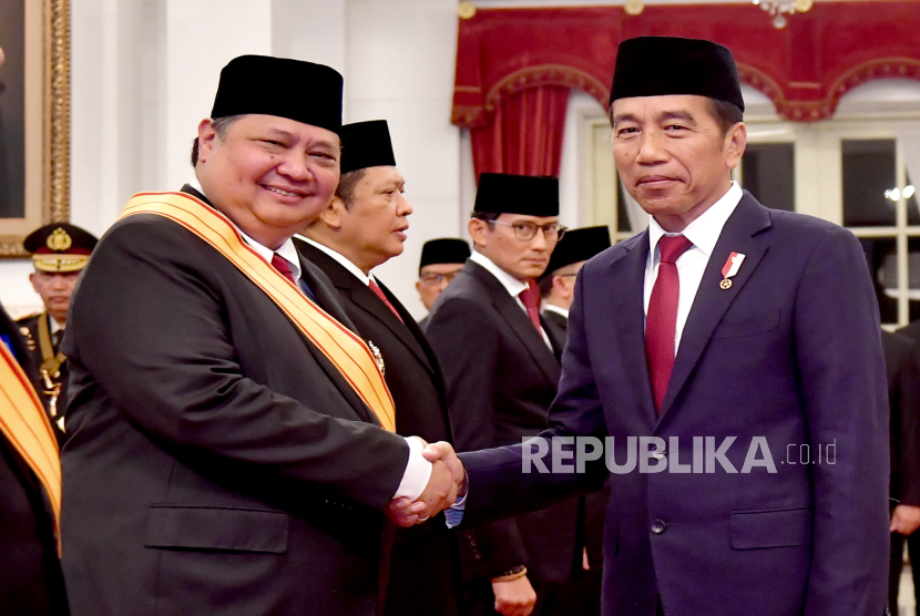 Presiden Joko Widodo (kanan) berjabat tangan dengan Menko Perekonomian Airlangga Hartarto (kedua kiri) pada Upacara Penganugerahan Tanda Kehormatan di Istana Negara, Jakarta, Rabu (14/8/2024). Presiden memberikanTanda Jasa dan Tanda Kehormatan kepada 64 tokoh bangsa atas kontribusi mereka dalam berbagai bidang selama masa pemerintahan Presiden Jokowi dan Wapres Maruf Amin, diantaranya Ketua Umum Partai NasDem Surya Paloh, Menteri Pertahanan yang juga presiden terpilih Prabowo Subianto, hingga Menteri BUMN Erick Thohir.