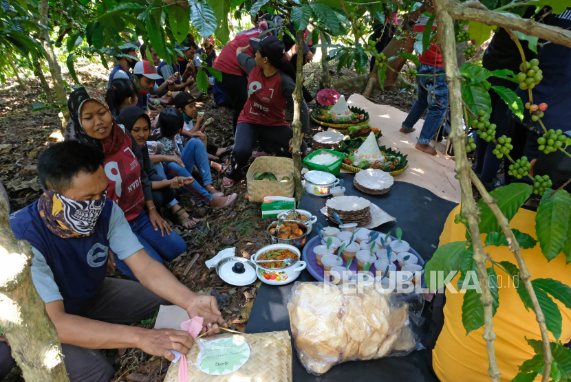 Sejumlah warga menyantap makanan hajatan (ilustrasi).