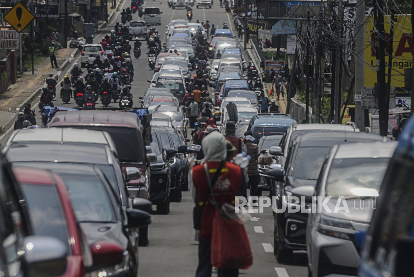 (ILUSTRASI) Kemacetan arus lalu lintas kendaraan di jalur wisata Puncak, Kabupaten Bogor, Jawa Barat. 