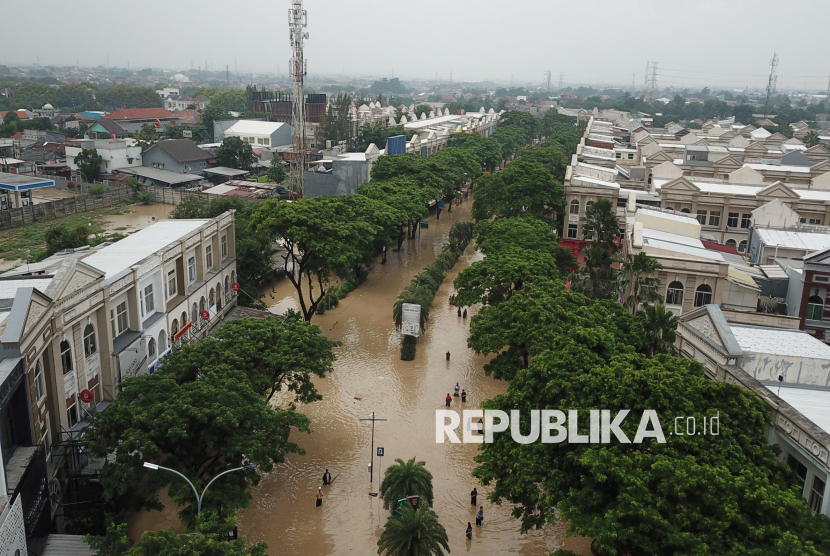 Banjir menggenangi kawasan Grand Galaxy Park, Bekasi, Jawa Barat, Selasa (4/3/2025). Banjir setinggi 1 meter menggenangi kawasan pertokoan di Grand Galaxy Park. Banjir disebabkan luapan air di Kali Bekasi akibat intensitas hujan yang tinggi dan banjir kiriman dari Bogor.