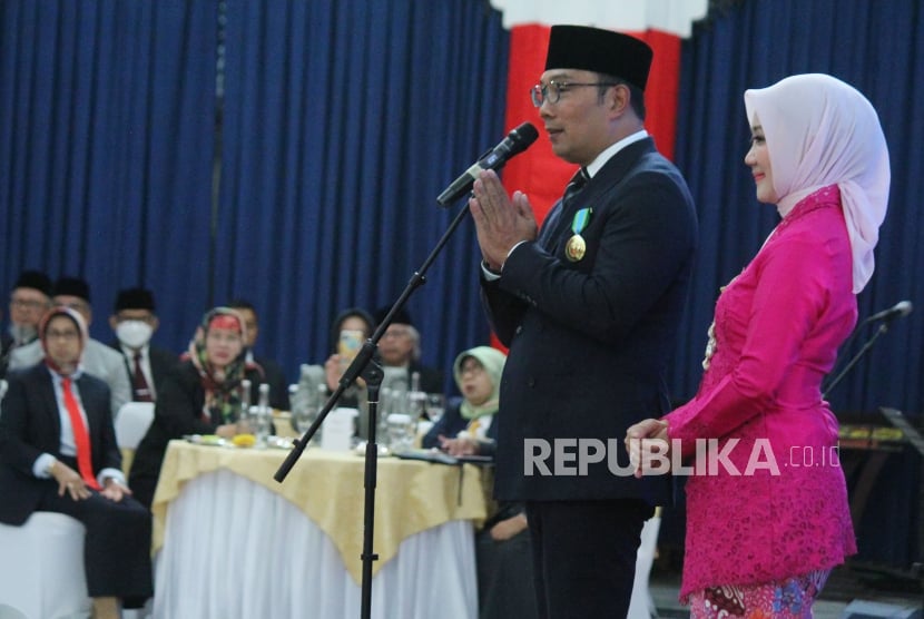 M Ridwan Kamil berserta istri Atalia Praratya saat pisah sambut sebagai gubernur Jawa Barat periode 2018-2023 di Gedung Sate, Kota Bandung.