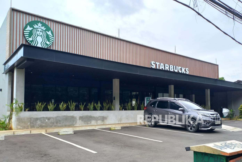 Sejumlah kendaraan terparkir di Starbucks Jalan Raya Lenteng Agung, Kecamatan Jagakarsa, Jakarta Selatan, Jumat (15/3/2024). 