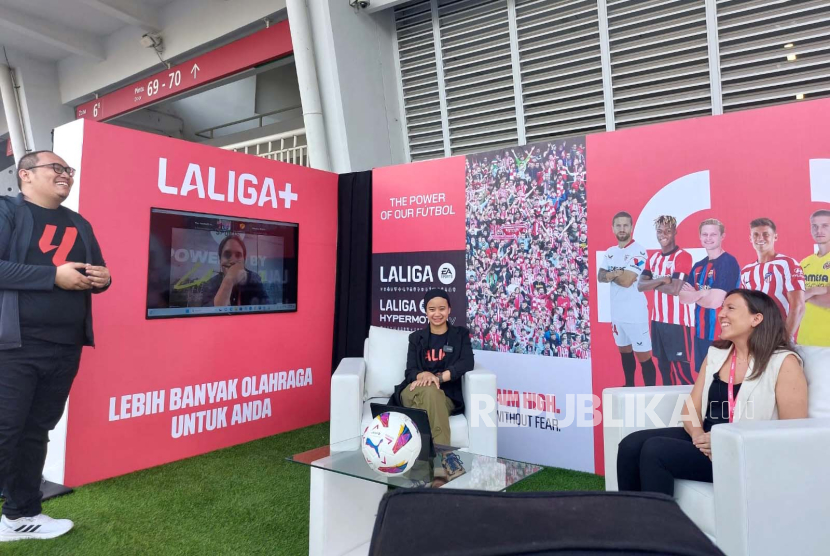 Perwakilan La Liga di Indonesia, Almudena Gomez Benito, dan virtual call dengan Head of La Liga+ Alejandro Guadalaraja dalam konferensi pers di SUGBK, Jakarta, Jumat (4/8/2023). 