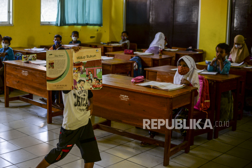 Anak-anak saat mengikuti uji coba pembelajaran tatap muka (PTM) di SDN Cihideung Ilir 5, Ciampea, Kabupaten Bogor, Jawa Barat, Rabu (25/8). Uji coba itu sebagai fase adaptasi bagi para pelajar menjelang diselenggarakannya PTM pada Senin (30/8) di sekolah tersebut. Pemerintah Kabupaten Bogor sudah memperbolehkan diselenggarakannya PTM pada Rabu (25/8) pasca penurunan status PPKM dari level 4 ke 3. Republika/Putra M. Akbar
