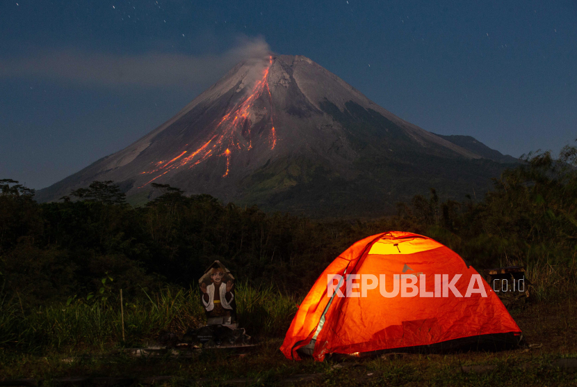 Guguran lava pijar Gunung Merapi terlihat dari Turi, Sleman, DI Yogyakarta, Ahad (21/7/2024). Menurut data BPPTKG periode pengamatan 21 Juli 2024 pukul 00.00 - 24.00 WIB Gunung Merapi yang berstatus siaga (level III) itu mengalami 31 kali guguran lava pijar dengan jarak luncur maksimal 1.600 meter ke arah barat daya. 