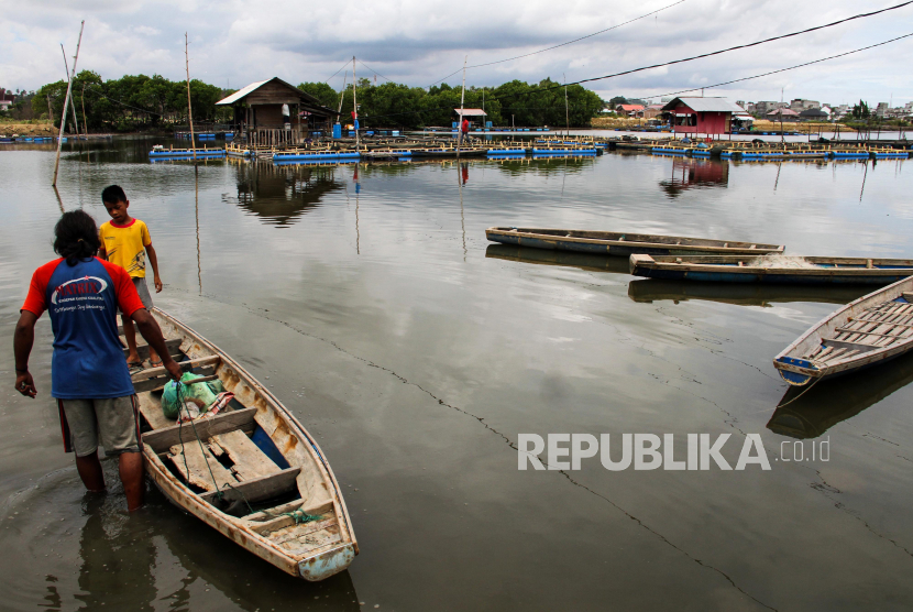 Nelayan keramba menggunakan perahu menuju keramba budidaya ikan kerapu di daerah aliran sungai Cunda, Lhokseumawe, Aceh. (ilustrasi)