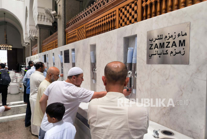 Fasilitas minum yang menyediakan air zamzam di dalam Masjid Quba, Madinah, Arab Saudi, Sabtu (15/7/2023)