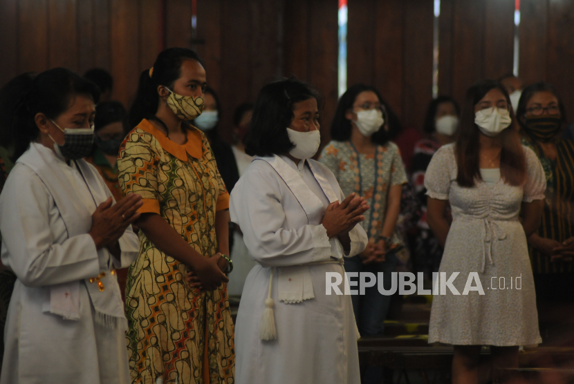 Sejumlah umat Katolik mengikuti Misa Natal (ilustrasi). Gereja Huria Kristen Batak Protestan (HKBP) Kedaton, Kota Bandarlampung, melarang jemaat umur 60 tahun ke atas dan anak usia 14 tahun ke bawah mengikuti ibadah malam natal bersama di gereja.