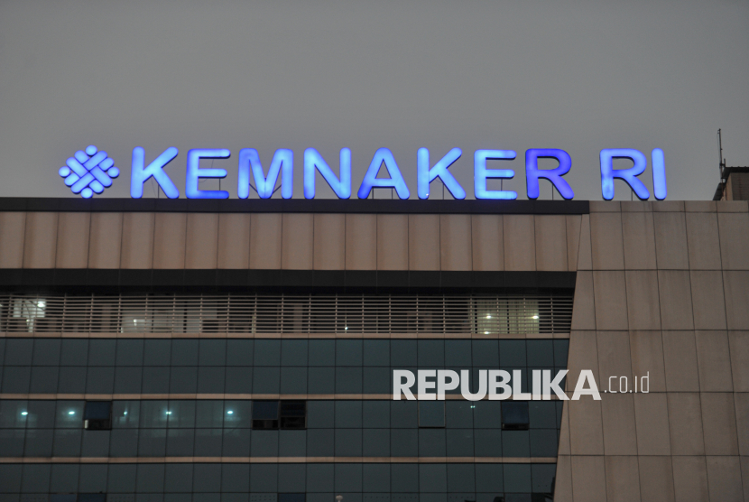 Gedung kantor Kementerian Ketenagakerjaan, Jakarta, Selasa (20/5/2025). Komisi Pemberantasan Korupsi (KPK) menggeledah salah satu ruangan di kantor Kementerian Ketenagakerjaan terkait kasus dugaan suap atau gratifikasi tenaga kerja asing (TKA).