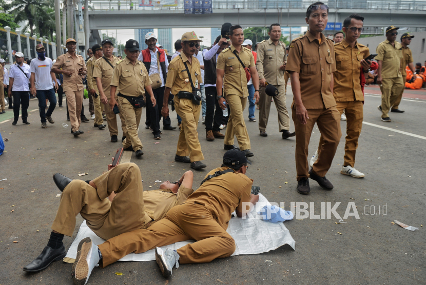 Massa Gabungan dari Asosiasi Kepala Desa se-Indonesia (Apdesi) beristirahat disela-sela aksi di depan Gedung DPR RI, Jakarta, Rabu (31/1/2024). 