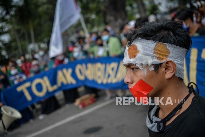 Massa aksi yang tergabung dalam Badan Eksekutif Mahasiswa Seluruh Indonesia (BEM SI) melakukan aksi penolakan terhadap pengesahan Omnibus Law Undang-Undang Cipta Kerja di kawasan Patung Kuda, Jakarta, Jumat (16/10). Dalam aksi tersebut massa menuntut pencabutan Omnibus Law Undang-Undang Cipta Kerja yang dianggap merugikan masyarakat dan buruh. Republika/Thoudy Badai