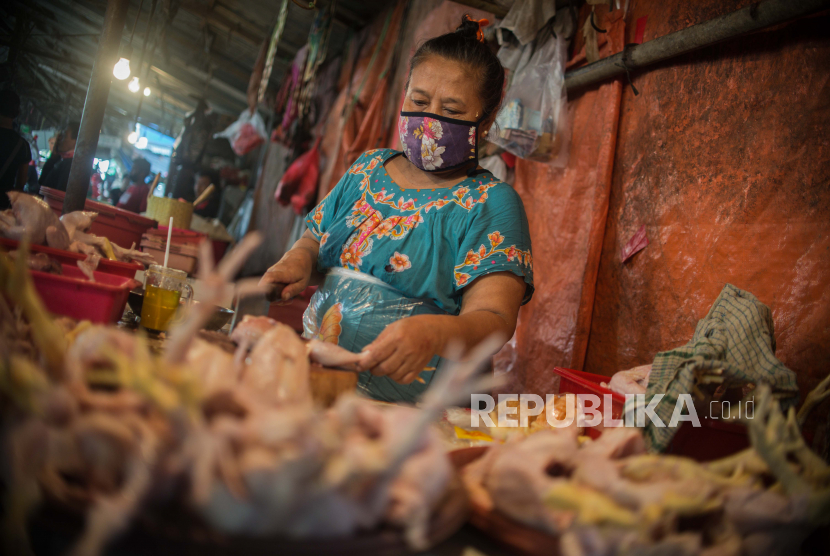 Pedagang ayam potong di Pasar Minggu, Jaksel.