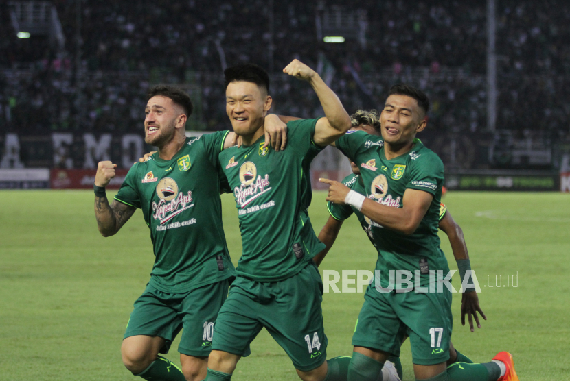 Pesepak bola Persebaya Sho Yamamoto (tengah) melakukan selebrasi. Persebaya Surabaya mengakhiri rekor buruk dan berhasil memenangkan laga setelah 23 tahun dengan skor 3-2 pada laga lanjutan Kompetisi Liga 1 2022 di Stadion Kanjuruhan, Kabupaten Malang, Jawa Timur, Sabtu (1/101/2022) malam. Gol kemenangan Persebaya Surabaya masing-masing dicetak oleh Silvio Junior pada menit ke-8 dan Leo Lelis pada menit ke-32 dan Sho Yamamoto pada menit ke-51. 