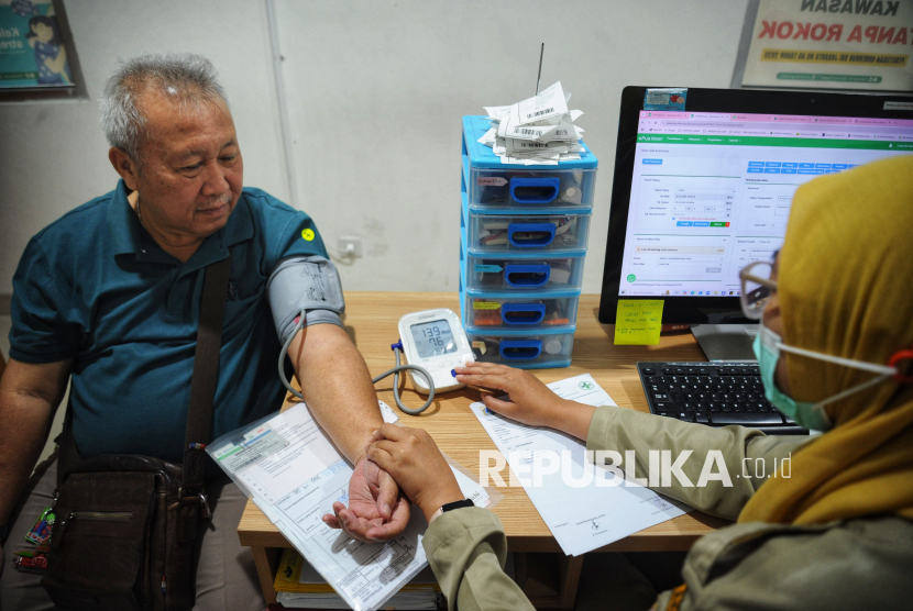 Warga melakukan pemeriksaan di Puskesmas Mampang Prapatan, Jakarta, Selasa (7/1/2025). Pemerintah akan meluncurkan program pemeriksaan kesehatan atau medical check up gratis bagi masyarakat yang bisa diakses setiap ulang tahun. Program ini rencananya akan mulai pada Februari 2025 dan diharapkan dapat membantu deteksi dini dan mencegah penyakit sesuai kategori usia. medical check up gratis ini merupakan salah satu program Presiden Prabowo Subianto yang sangat dinantikan oleh masyarakat yang diperuntukkan bagi balita, remaja, dewasa, dan lanjut usia (lansia).Selain mendaftar melalui aplikasi SatuSehat, masyarakat juga bisa langsung datang ke puskesmas terdekat di hari ulang tahun. Sebab, rencananya program ini berlaku untuk seluruh puskesmas di Indonesia.