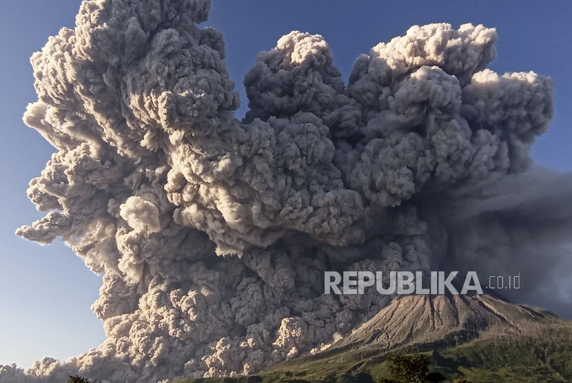 Gunung Sinabung menyemburkan material vulkanik saat erupsi di Desa Kuta Rakyat, Naman Teran, Karo, Sumatera Utara, Selasa (2/3/2021). Gunung Sinabung erupsi dengan tinggi kolom 5.000 meter di atas puncak. 