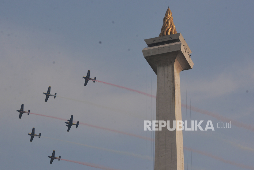 Pesawat TNI menghibur tamu undangan sebelum upacara HUT kke-79 Tentara Nasional Indonesia (TNI) di Lapangan Silang Monas, Jakarta Pusat, Sabtu (5/10/2024).