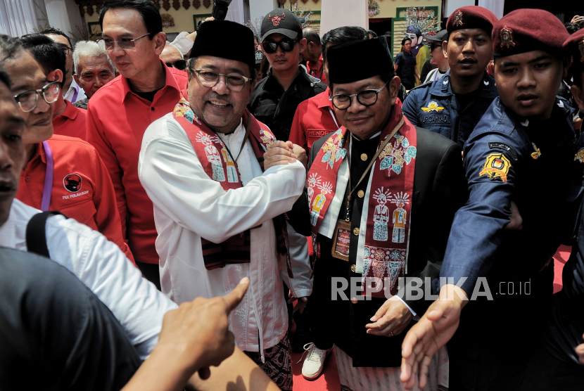 Pasangan bakal calon gubernur dan wakil gubernur DKI Jakarta Pramono Anung dan Rano Karno usai mendaftarkan diri di kantor KPU DKI Jakarta, Rabu (28/8/2024). Pasangan Pramono-Rano menjadi pendaftar pertama bakal calon gubernur dan wakil gubernur DKI Jakarta sebagai peserta dalam Pilgub DKI Jakarta 2024 dengan dukungan PDI Perjuangan. Seusai pendaftaran, KPU DKI Jakarta akan melakukan verifikasi data dan berkas bakal calon gubernur dan wakil gubernur sebelum ditetapkan sebagai calon gubernur dan wakil gubernur.