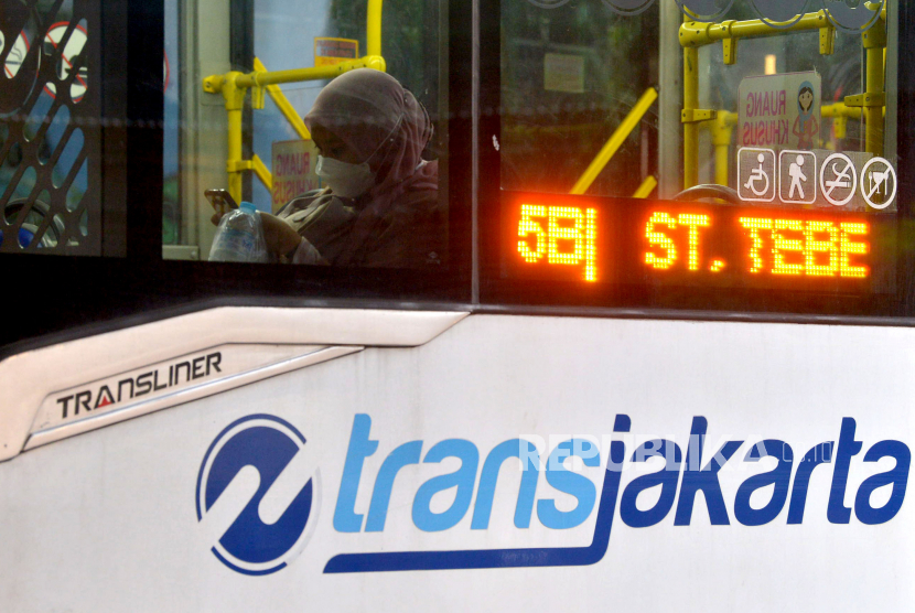 Warga berada di dalam Bus TransJakarta di Jakarta.
