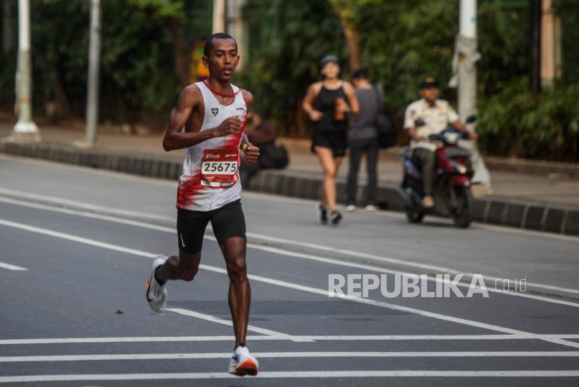 Atlet Lari Jarak Jauh Agus Prayogo.