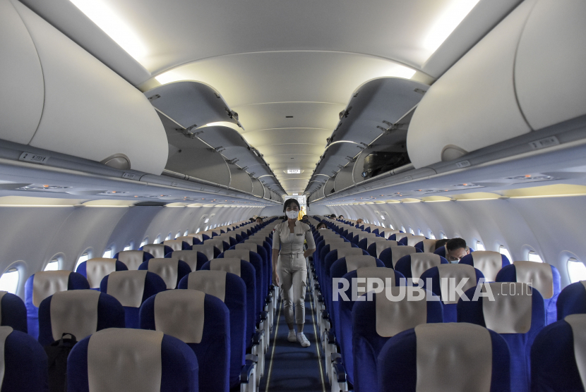 Pramugari berada di dalam kabin pesawat udara maskapai penerbangan Super Air Jet di Bandara Husein Sastranegara, Kota Bandung, Jawa Barat, Jumat (17/3/2023). Penumpang diminta tidak menutup bagasi kabin pesawat.