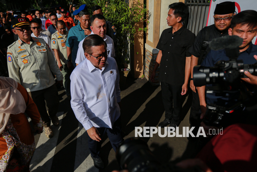 Gubernur DKI Jakarta meninjau lokasi ledakan di SMAN 72 Jakarta, Kelapa Gading, Jakarta, Jumat (7/11/2025).