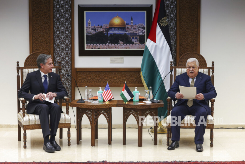  Menteri Luar Negeri AS Antony Blinken (kiri) bertemu dengan pemimpin Palestina Mahmoud Abbas di kota Ramallah, Tepi Barat, Selasa (31/1/2023).