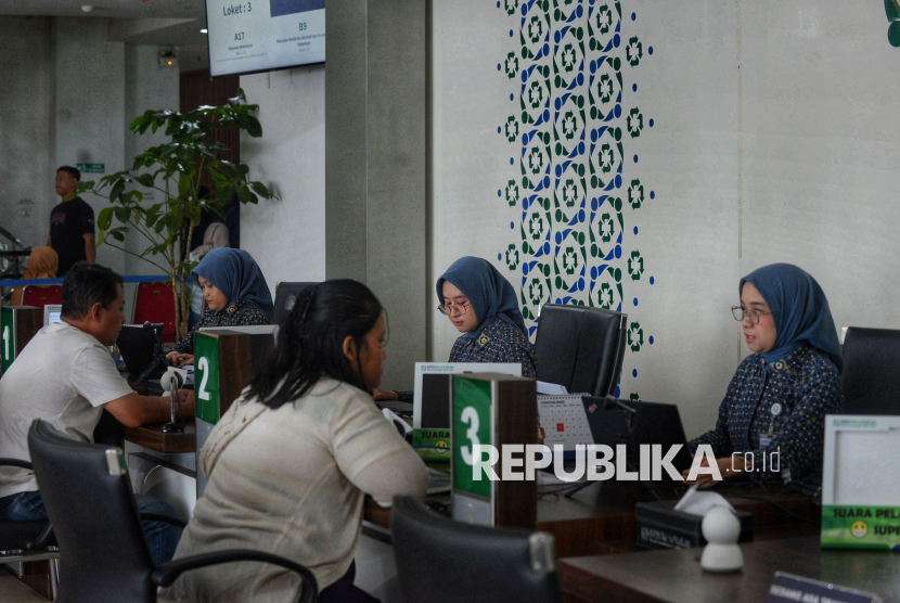 Petugas melayani warga untuk mendapatkan informasi terkait kepesertaan BPJS Kesehatan di Kantor BPJS Kesehatan Cabang Depok, Jawa Barat, Selasa (10/2/2026). Sejumlah warga Depok mendatangi kantor BPJS Kesehatan untuk menanyakan status kepesertaan mereka yang dinyatakan nonaktif. Sebagian warga mengaku terpaksa beralih ke kepesertaan mandiri meskipun dinilai memberatkan. Salah seorang warga, Riana, melakukan perpindahan kepesertaan ke mandiri. Ia memulai proses pengurusan sejak pukul 08.00 WIB, dan saat ini status kepesertaannya telah aktif kembali. Keputusan beralih ke kepesertaan mandiri diambil karena kebutuhan layanan kesehatan yang bersifat rutin, terutama kontrol ke dokter satu kali setiap bulan, sehingga diperlukan kepastian akses layanan kesehatan. Sebelumnya, sebanyak 281.725 peserta Penerima Bantuan Iuran (PBI) BPJS Kesehatan warga Depok dinonaktifkan per 31 Januari 2026. Jumlah tersebut mencakup peserta dari kategori Pekerja Bukan Penerima Upah (PBPU) yang dibiayai Pemerintah Daerah (Pemda) serta PBI Jaminan Kesehatan Nasional (JKN).
