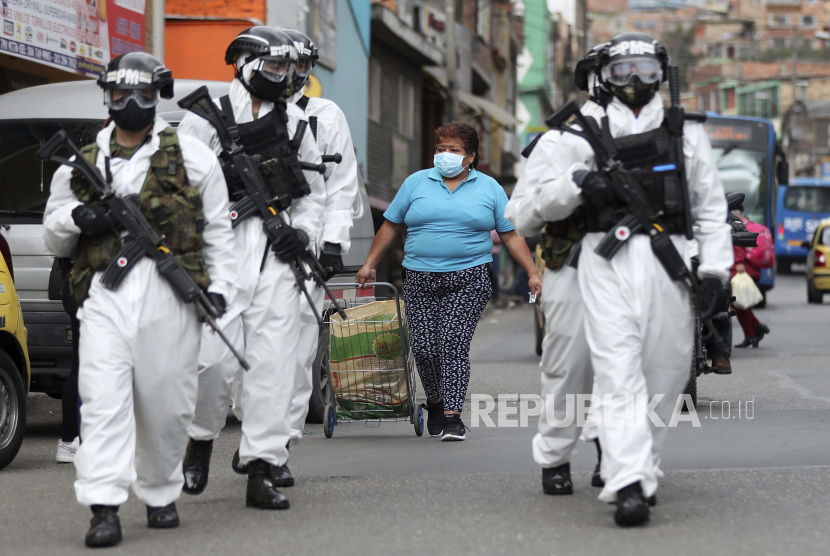 Tentara dengan alat pelindung di tengah patroli pandemi COVID-19 di Ciudad Bolivar, sebuah daerah dengan kasus tinggi virus corona baru di Bogota, Kolombia, Senin, 13 Juli 2020. 