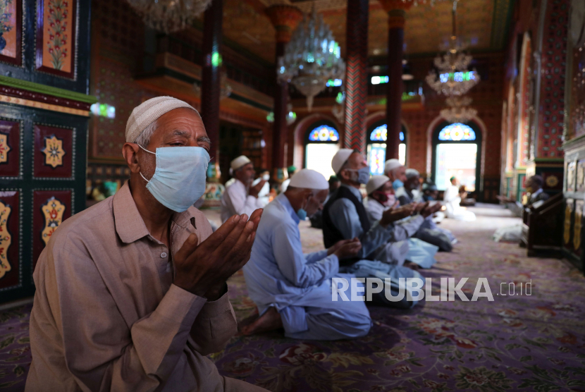 India Jadikan Kashmir Sebagai Tempat Islamofobia Terbesar. Muslim Kashmir berdoa di dalam Kuil di Srinagar, ibu kota musim panas Kashmir India, 02 Oktober 2020. India memiliki total kasus COVID-19 tertinggi kedua yang dikonfirmasi di dunia.