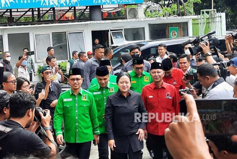 Ketua DPP PDIP Bidang Politik Puan Maharani tiba di Kantor DPP Partai Persatuan Pembangunan (PBB), Menteng, Jakarta Pusat, Senin (29/5/2023) siang.  
