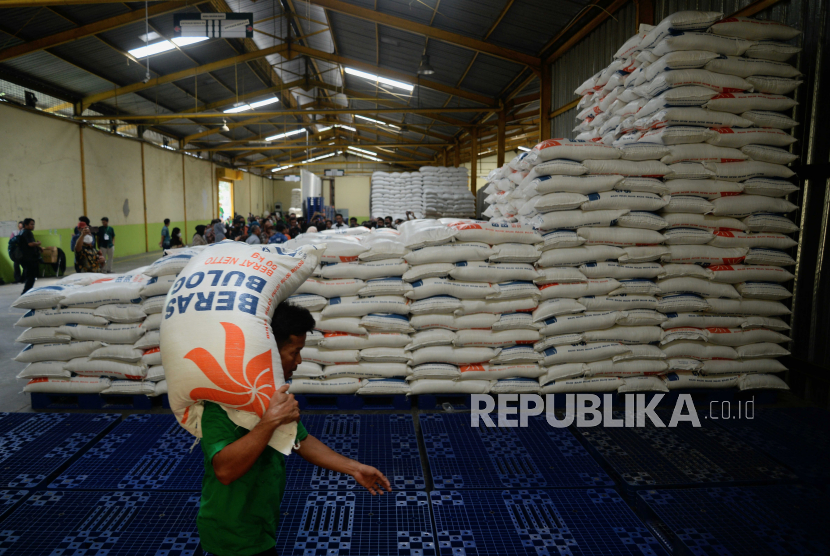 Pekerja melakukan bongkar muat karung berisi beras di Gudang Beras Food Station, Cipinang, Jakarta, Jumat (3/2/2023). Langkah operasi pasar beras Bulog yang mengandalkan beras impor mengecewakan para petani.