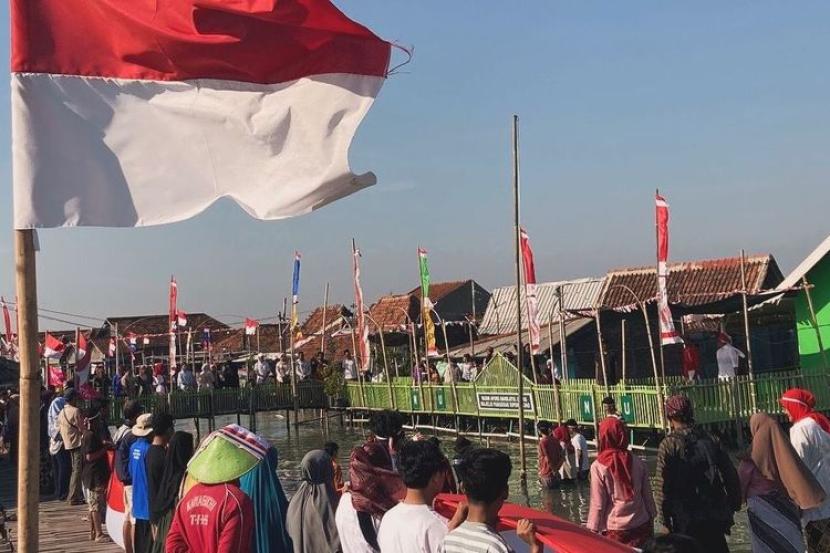 Beda dari IKN, Warga Pesisir Demak Upacara di Genangan Rob