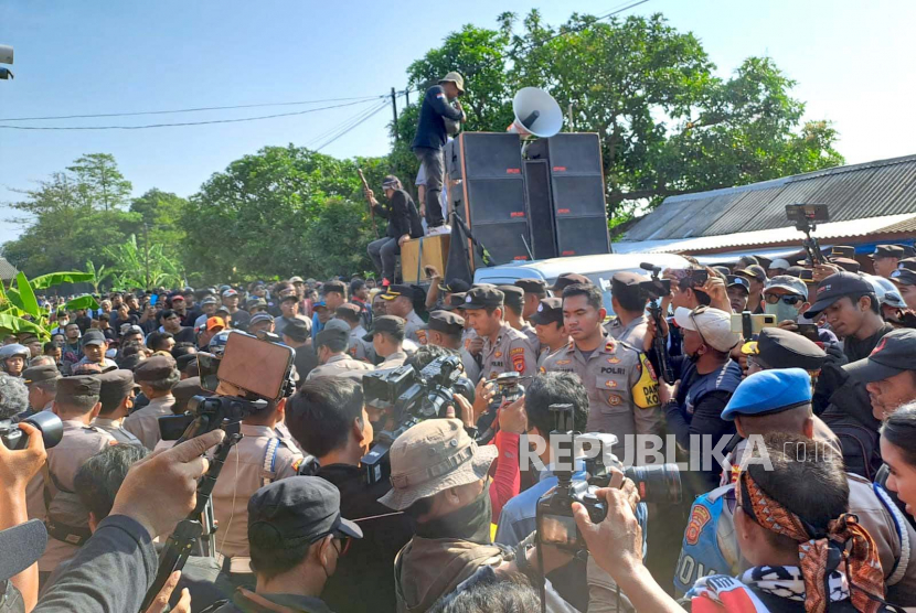 Massa dari Forum Solidaritas Dharma Ayu menggelar aksi unjuk rasa di Ma'had atau Ponpes Al-Zaytun, Kecamatan Gantar, Kabupaten Indramayu, Jawa Barat, Kamis (22/6/2023).