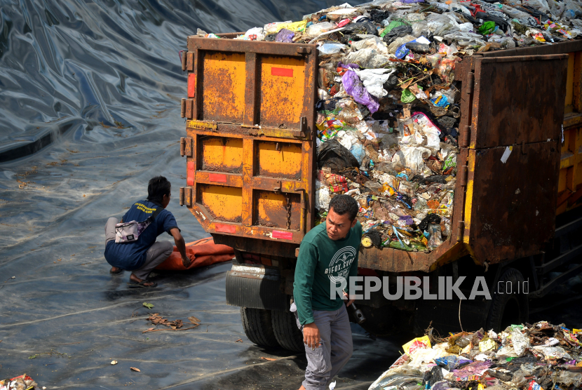 Truk pengangkut sampah membongkar muatan di TPST Tamanmartani, Sleman, Yogyakarta, Senin (7/8/2023). Pemkab Sleman mulai mengoperasikan TPST Tamanmartani, Kalasan, Sleman untuk pembuangan sampah untuk 45 hari ke depan. Lokasi TPST ini nanti akan  menampung 50 ton sampah. Pada hari pertama pengoperasian sebanyak 5 truk sampah yang membongkar muatan, selanjutnya targetnya 10 truk setiap harinya.