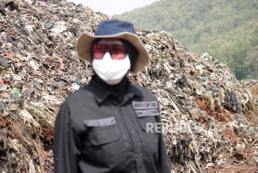 Kepala Dinas Lingkungan Hidup (DLH) Provinsi Jabar Prima Mayaningtyas meninjau tempat pembuangan akhir (TPA) sampah Sarimukti di Kabupaten Bandung Barat, Jawa Barat, Selasa (9/5/2023).