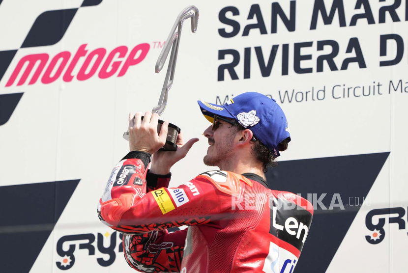 Francesco Bagnaia dari Italia dan Tim Ducati Lenovo merayakan di podium setelah memenangkan balapan MotoGP San Marino di Sirkuit Marco Simoncelli di Misano Adriatico, Italia, 04 September 2022.