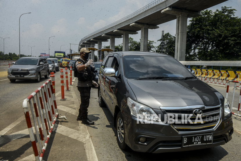 Polisi memberikan himbauan kepada pengendara yang memasuki Jakarta pada penerapan Pembatasan Sosial Berskala Besar (PSBB) di gerbang pintu Tol Pasar Rebo 2, Jakarta, Jumat (10/4). Polisi menghimbau kepada seluruh pengendara dan penumpang agar mengenakan masker, juga menjaga jarak untuk menghindari penularan COVID-19 sesuai Peraturan Menteri Kesehatan Nomor 9 Tahun 2020