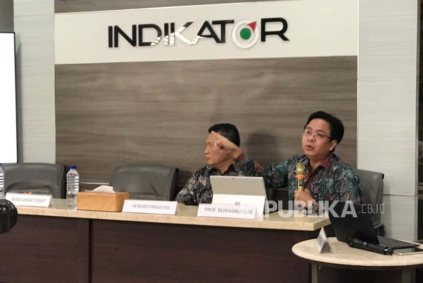 Direktur Eksekutif Indikator Politik Indonesia, Burhanuddin Muhtadi (kanan).
