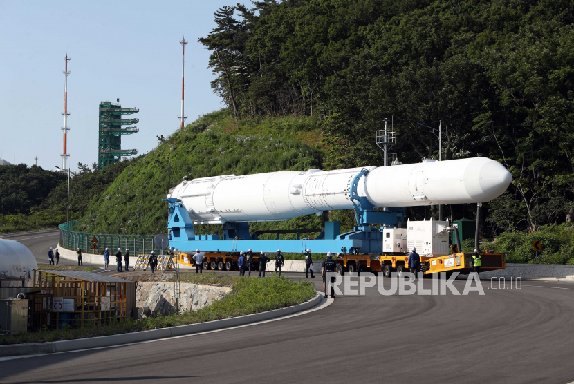 Model kualifikasi rakitan roket luar angkasa Korea Selatan Nuri diangkut ke landasan peluncuran di Naro Space Center di Goheung, Korea Selatan, 01 Juni 2021.