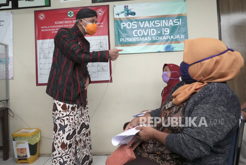 Gubernur Jateng Ganjar Pranowo (kiri), berbincang dengan warga lanjut usia peserta program vaksinasi COVID-19 di Puskesmas II Sokaraja, Banyumas, Jateng, Kamis (10/6/2021). Ganjar meminta perubahan pola vaksinasi  dengan menargetkan vaksin yang ada saat ini diberikan seluruhnya untuk lansia hingga bulan Juli, menyusul kepastian akan adanya ketersediaan vaksin COVID-19 dalam jumlah besar dari Kementerian Kesehatan RI. 