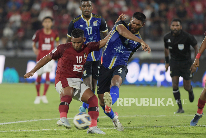 Pesepak bola Bali United Eber Bessa (kiri) berebut bola dengan pesepak bola Visakha FC Mohammed Faeez Khan dalam pertandingan sepak bola Grup G Piala AFC 2022 di Stadion I Wayan Dipta, Gianyar, Bali, Senin (27/6/2022). Bali United kalah dari Visakha FC dengan skor 2-5. 