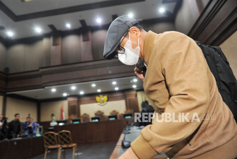 Terdakwa Gazalba Saleh usai menjalani sidang pembacaan putusan di Pengadilan Negeri Tipikor, Jakarta, Selasa (15/10/2024). Majelis Hakim memvonis Hakim Agung nonaktif Gazalba Saleh dengan hukuman 10 tahun penjara serta denda Rp500 juta subsider 4 bulan penjara karena dinyatakan terbukti menerima gratifikasi dan melakukan tindak pidana pencucian uang (TPPU).