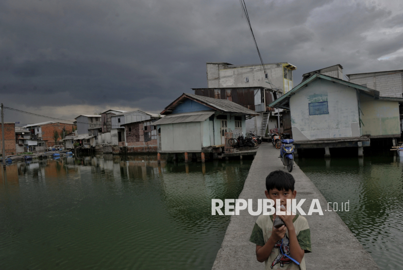 Warga beraktivitas di Kampung Teko, Kapuk, Cengkareng, Jakarta Barat, Ahad (5/1/2025). Kampung Teko atau yang dikenal dengan nama Kampung Apung, merupakan pemukiman warga yang berada diatas permukaan air.